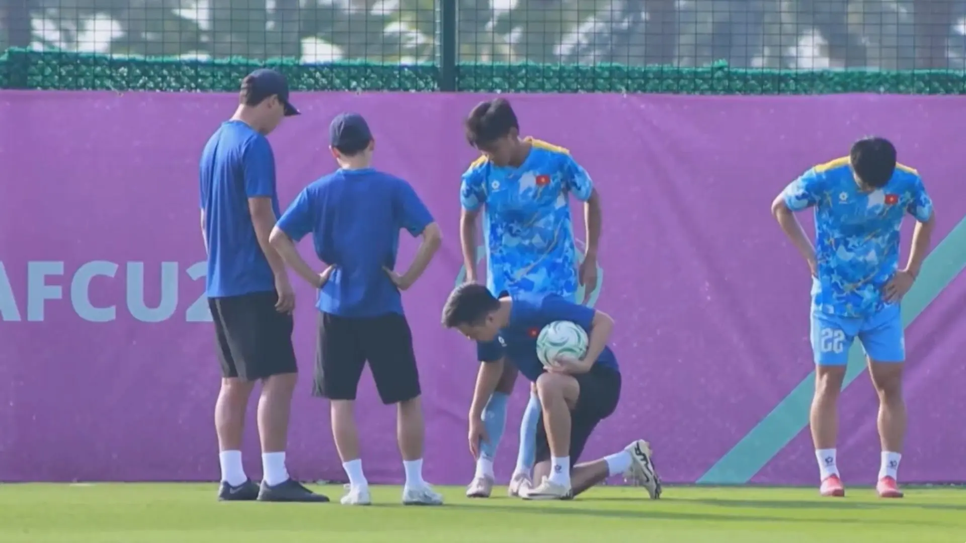 Bùi Vĩ Hào trở về nước điều trị chấn thương